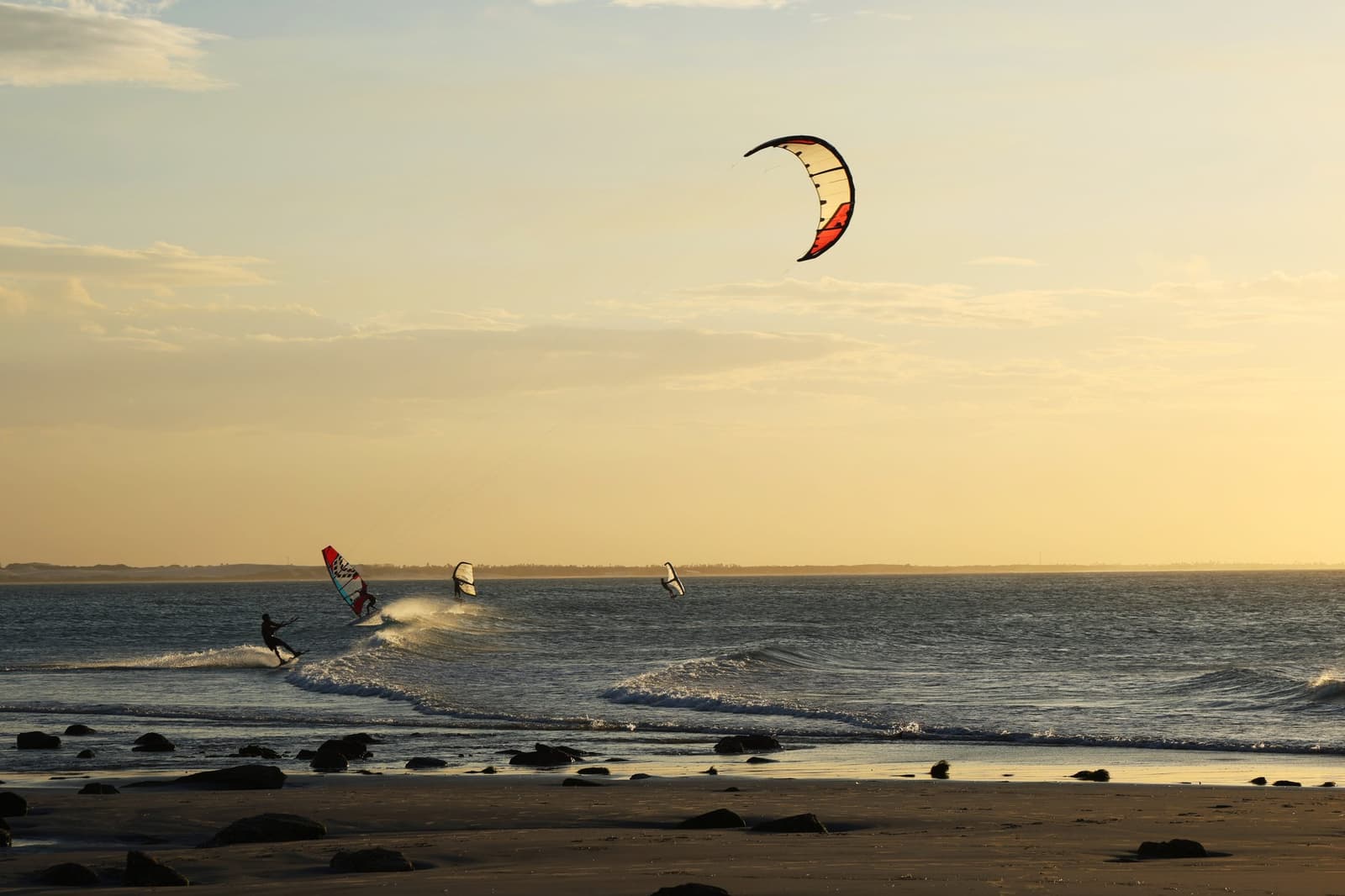 Kites, sails, and rolling surf — the coast comes alive at dusk. Photo: Valdeci Lima Photo 1