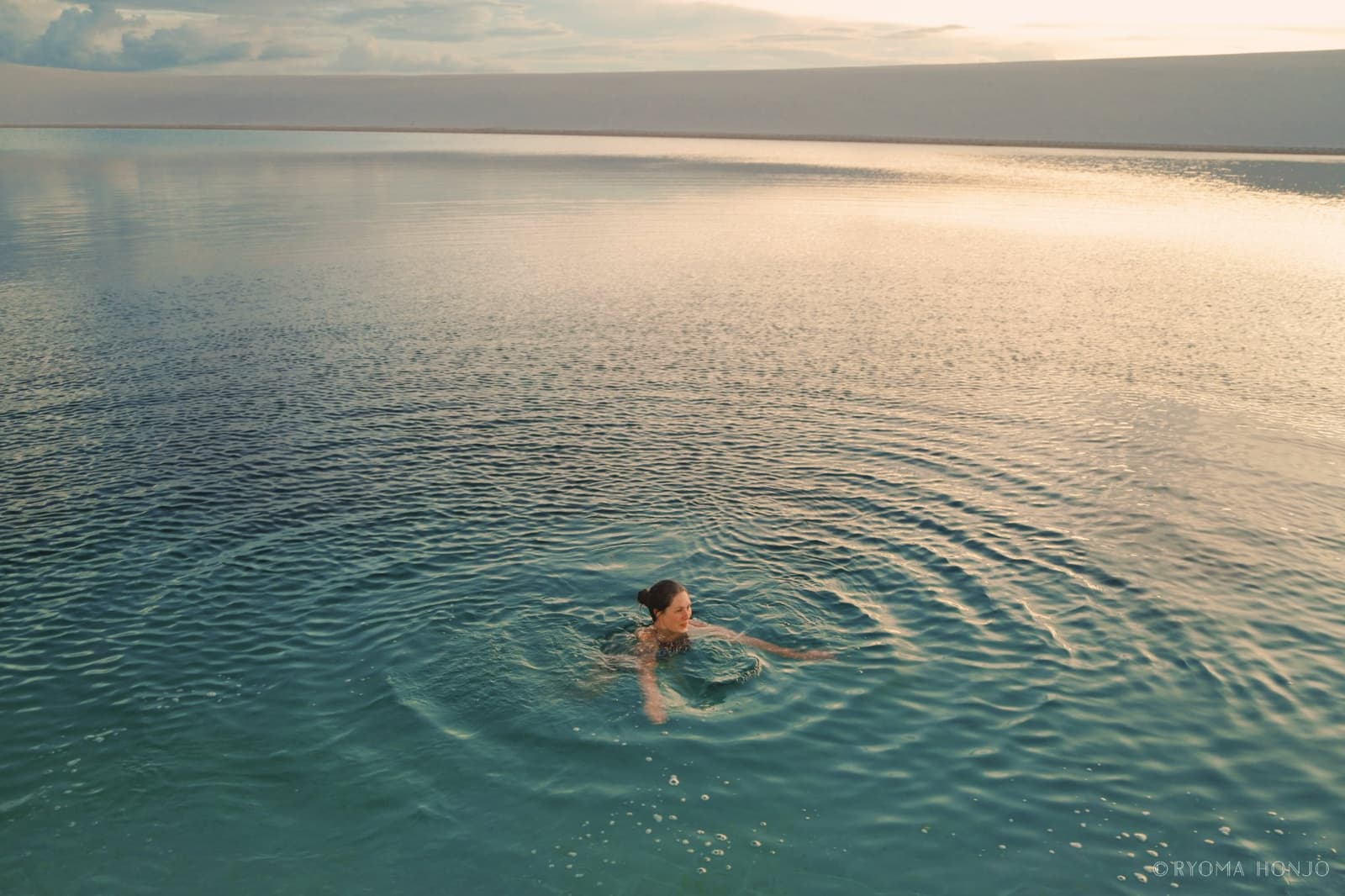 Adrift in gold — the lagoon holds you like the sky. Photo: Ryoma Honjo Photo 4