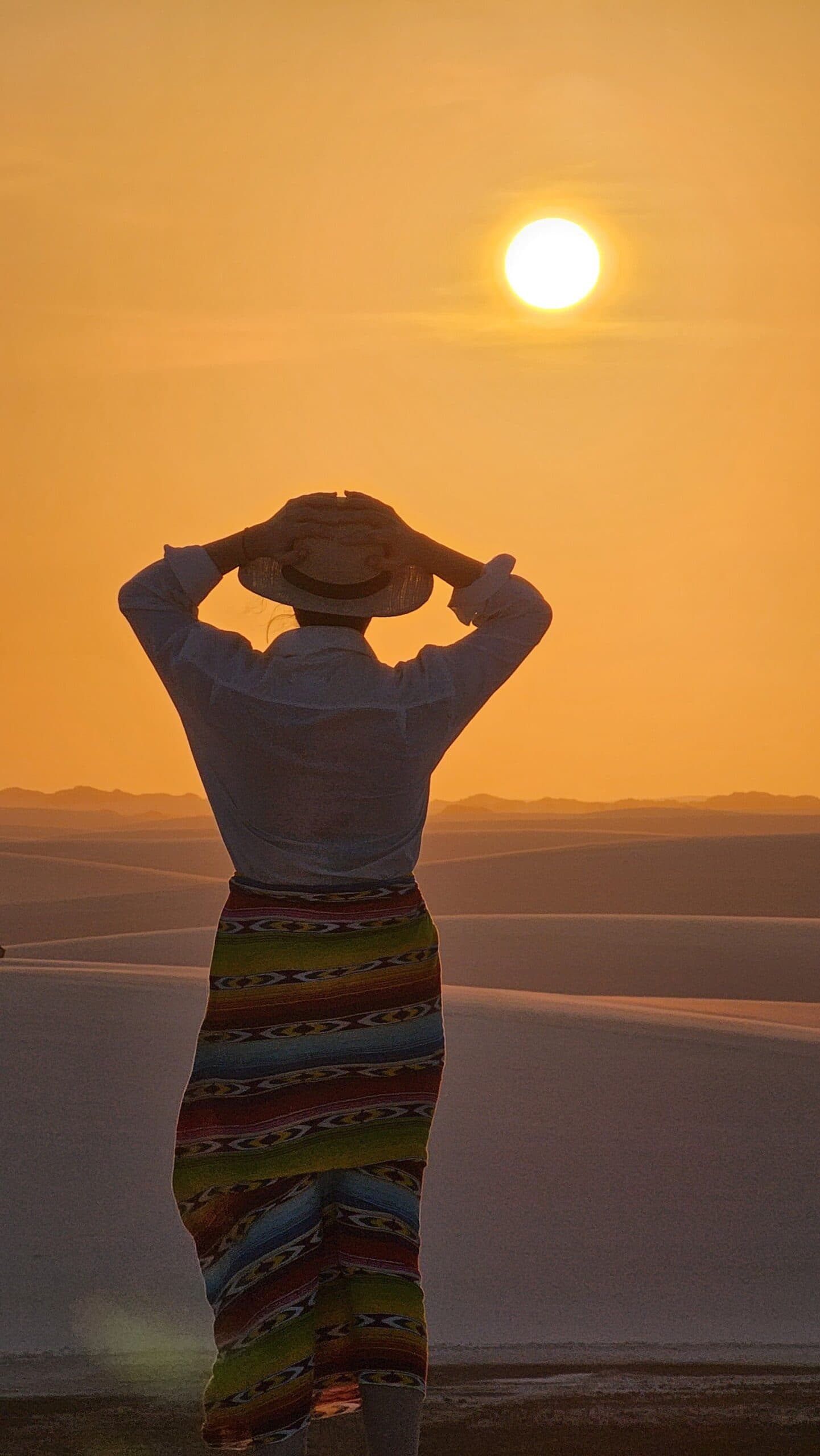 Hat held tight, the whole horizon yours. Photo 4