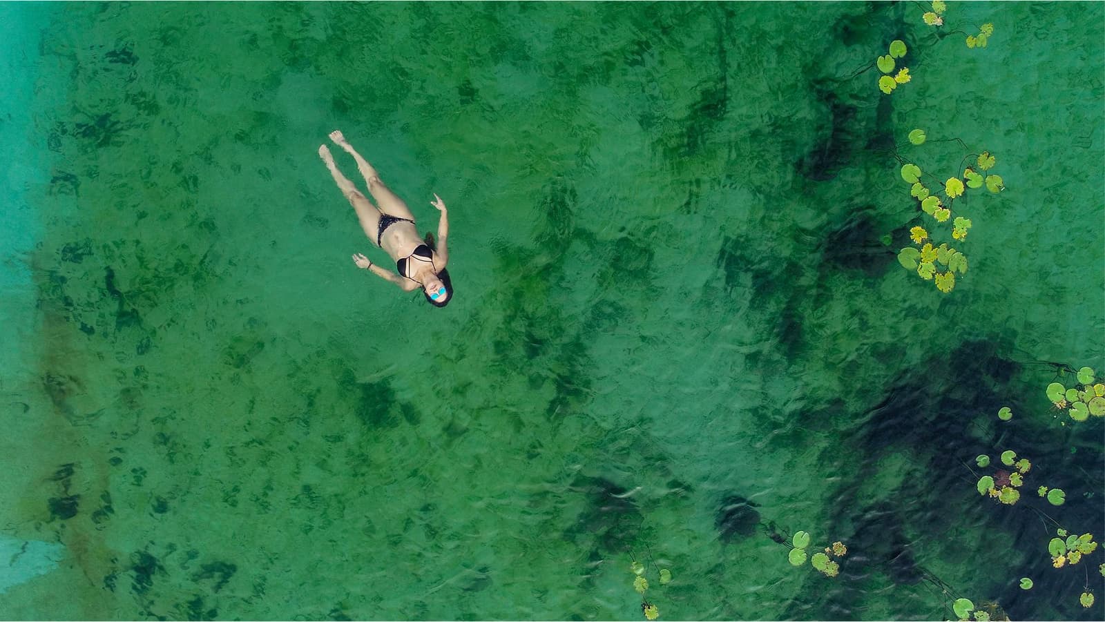 Suspended in emerald water, weightless. Photo 5