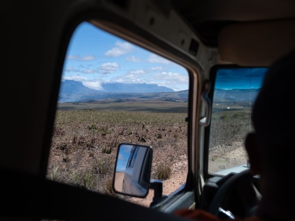 Un trasferimento in jeep 4x4 attraverso la Gran Sabana con il Monte Roraima in lontananza Un trasferimento in jeep 4x4 attraverso la Gran Sabana con il Monte Roraima in lontananza