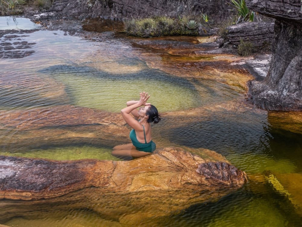 Un trekker fa il bagno in una jacuzzi naturale sul Monte Roraima Un trekker fa il bagno in una jacuzzi naturale sul Monte Roraima