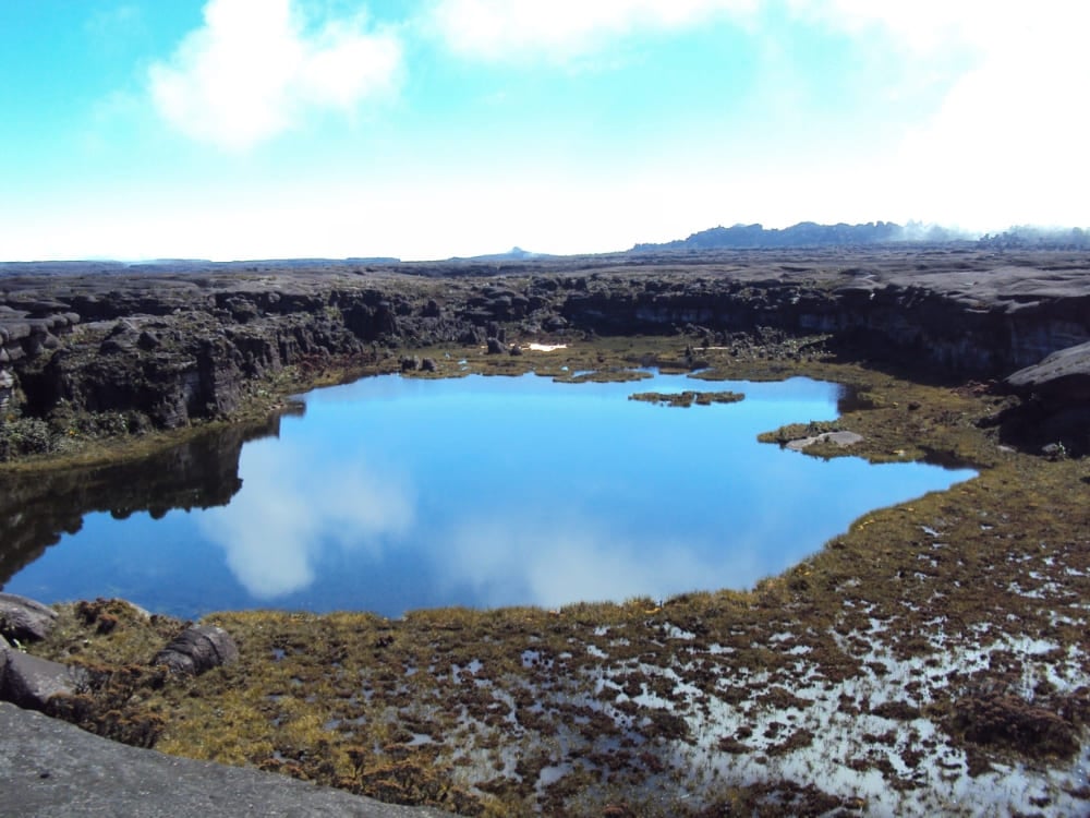Una pozza naturale scura sull'altopiano in cima al Monte Roraima Una pozza naturale scura sull'altopiano in cima al Monte Roraima