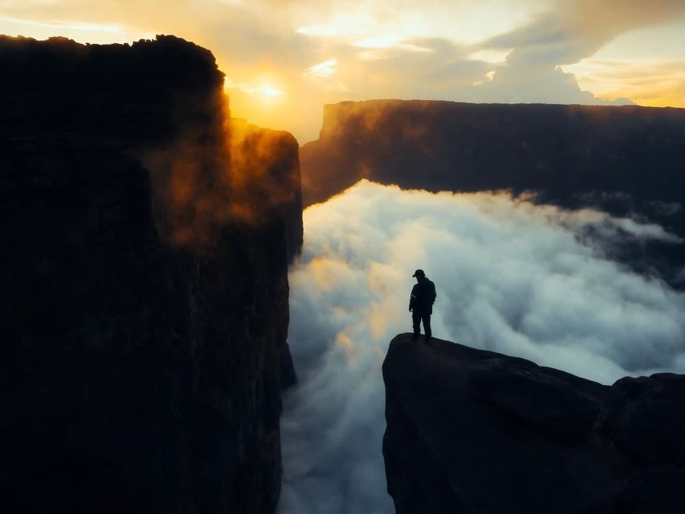 Tramonto sul bordo della falesia in cima al Monte Roraima, sopra un mare di nuvole Tramonto sul bordo della falesia in cima al Monte Roraima, sopra un mare di nuvole