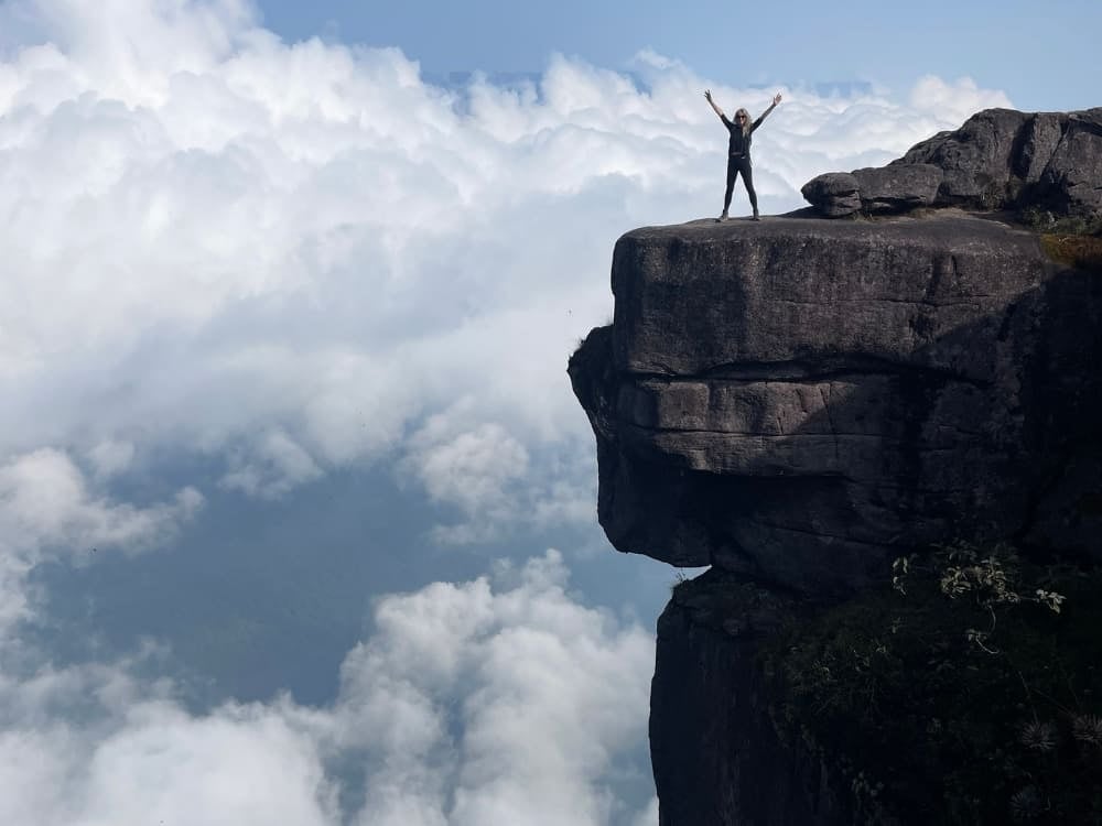 Un punto panoramico sul Monte Roraima affacciato sopra le nuvole Un punto panoramico sul Monte Roraima affacciato sopra le nuvole