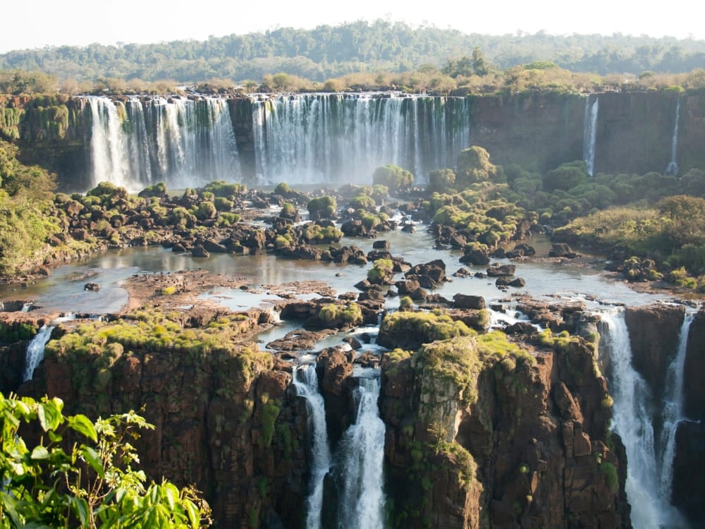 Vista panorámica de los saltos de las Cataratas del Iguazú desde el lado brasileño del Parque Nacional del Iguazú, Brasil. Vista panorámica de los saltos de las Cataratas del Iguazú desde el lado brasileño del Parque Nacional del Iguazú, Brasil.