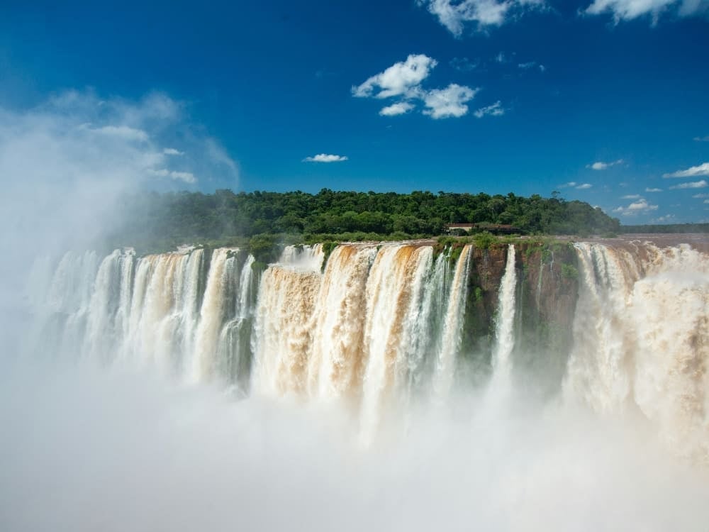 La Garganta del Diablo en las Cataratas del Iguazú, una pared de saltos caudalosos bajo una nube de bruma, Brasil. La Garganta del Diablo en las Cataratas del Iguazú, una pared de saltos caudalosos bajo una nube de bruma, Brasil.