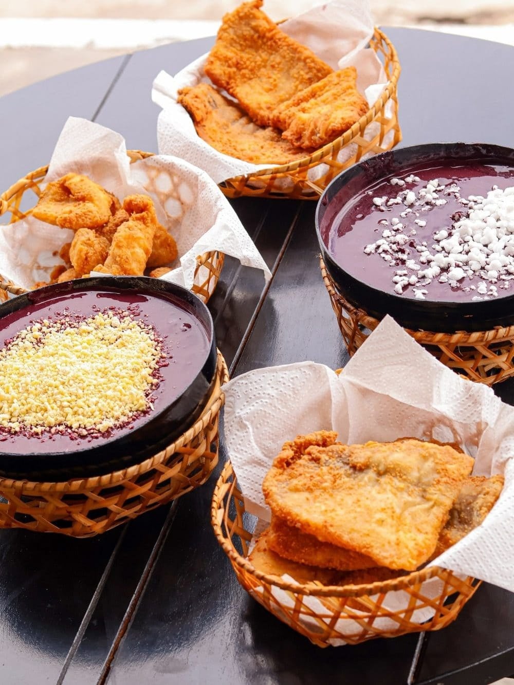 @paraiaca Cuencos de açaí espeso y sin azúcar con harina de yuca, servidos con cestas de pescado frito en Pará