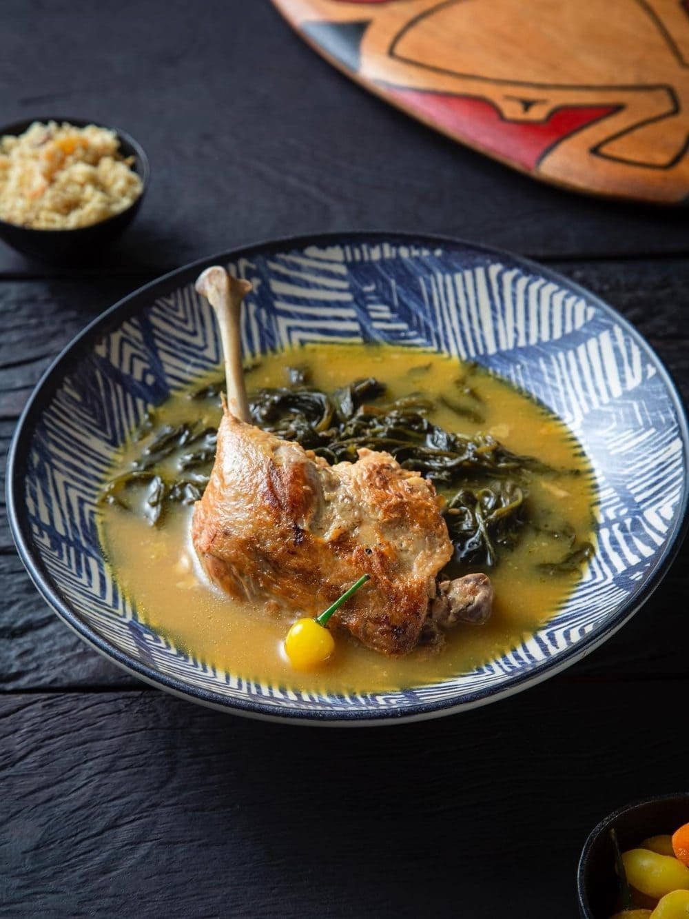 @combu_da_amazonia Pato no tucupi: muslo de pato dorado en caldo amarillo de tucupi con jambu, servido con arroz