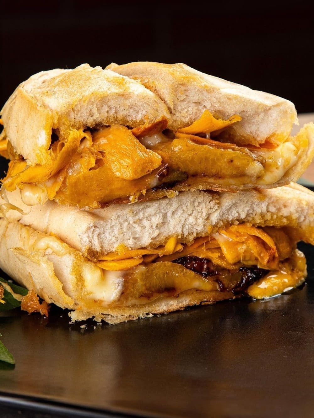 @yasaibrasil Sándwich al estilo x-caboquinho: pan francés relleno de pulpa amazónica anaranjada y queijo coalho fundido