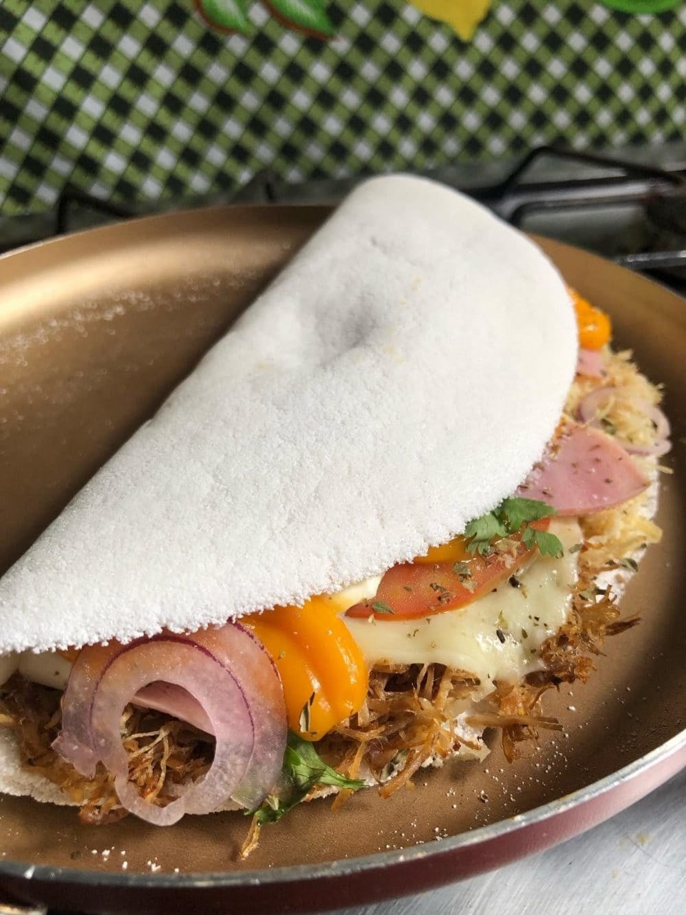 @iloveacainer Tapioca doblada rellena de queso fundido, carne desmechada, tomate, cebolla y pimenta-de-cheiro